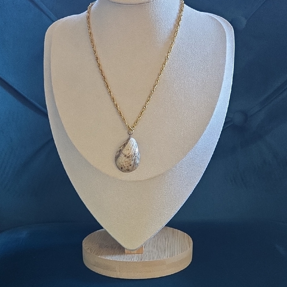 Vintage Gold Tone Painted Shell Pendant Necklace💫